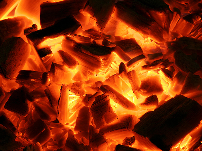 燃え盛る炭